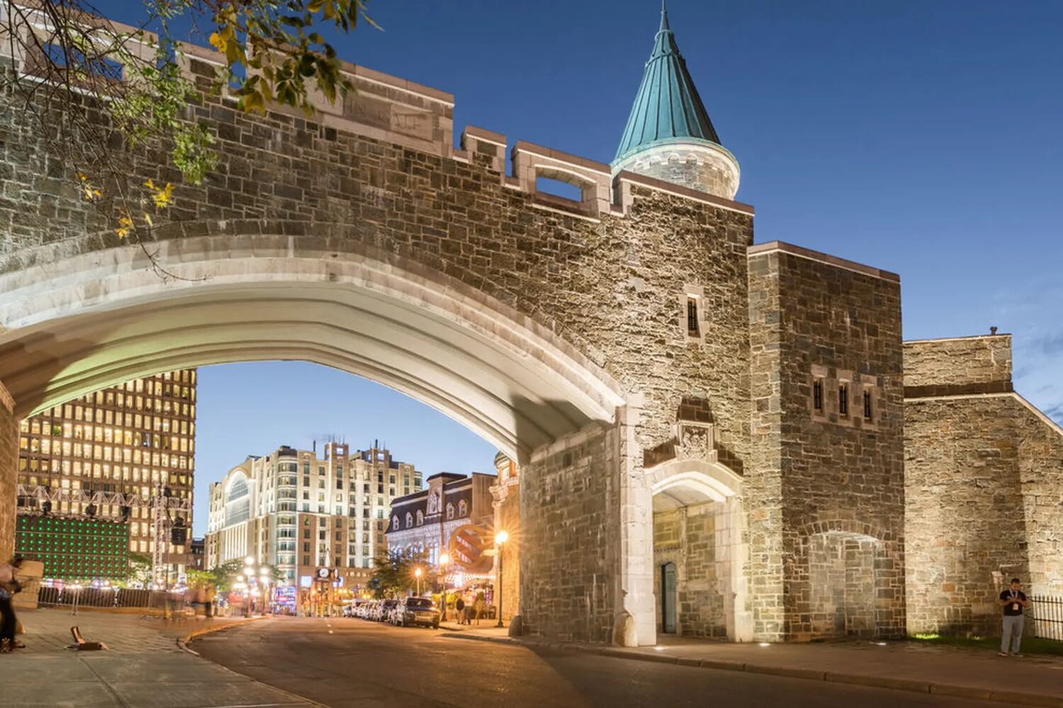 Porte Saint-Jean, l'entrée du Vieux-Québec au crépuscule
